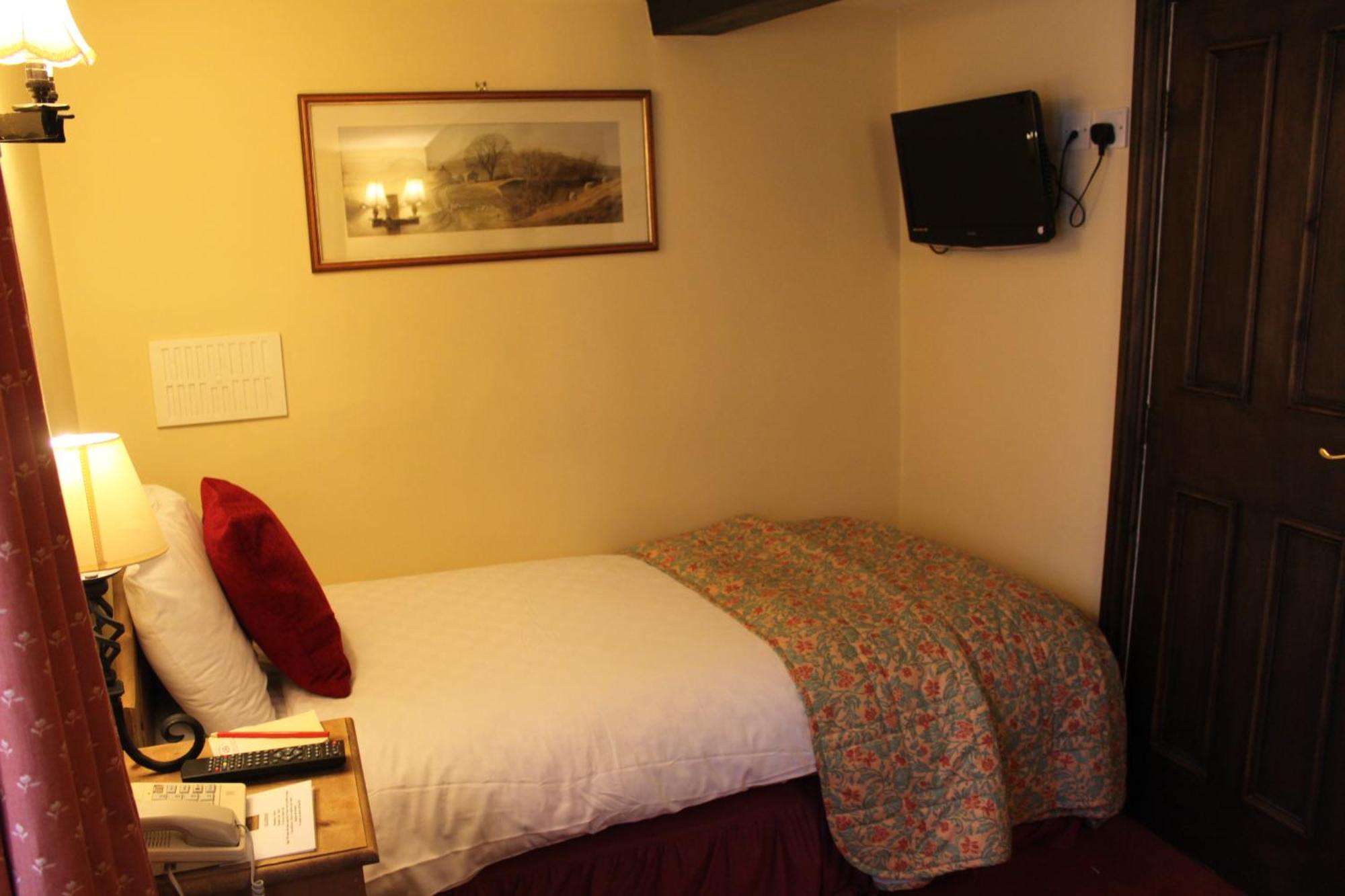 Bert'S Rooms At The Black Horse Inn Brighouse Bagian luar foto